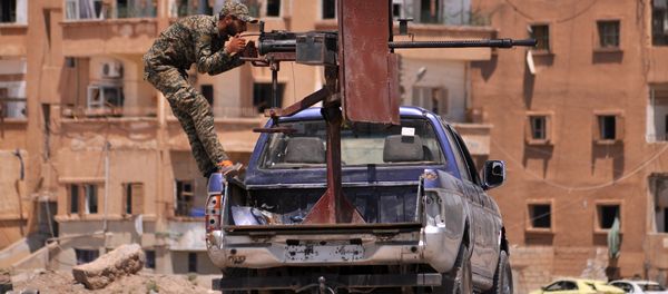 A member of the Kurdish People's Protection Units (YPG) mans a mounted machine gun in the Al-Nashwa neighbourhood in the northeastern Syrian province of Hasakeh on July 26, 2015 - Sputnik International