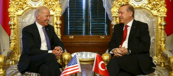 Turkish President Tayyip Erdogan (R) meets with U.S. Vice President Joe Biden in Istanbul, Turkey January 23, 2016, in this handout photo provided by the Presidential Palace - Sputnik International