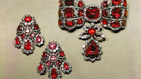 Bow en-esclavage and pendants from the Russian Diamond Fund - Sputnik International