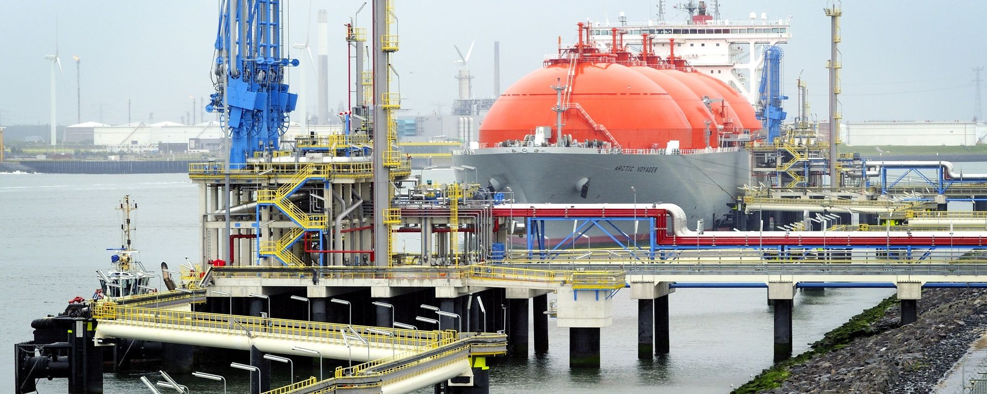 The LNG carrier, a tank ship designed for transporting liquefied natural gas, Arctic Voyager is setting for sail in the port of Rotterdam, The Netherlands on July 6, 2011 - Sputnik International, 1920, 13.07.2022