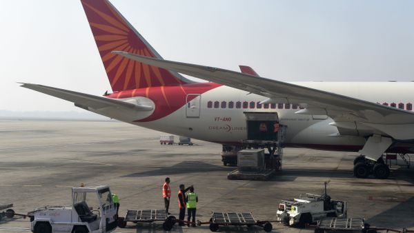 Airport workers load an Air India jet at the main terminal of the Indira Gandhi International airport in New Delhi on November 25, 2014 - Sputnik International