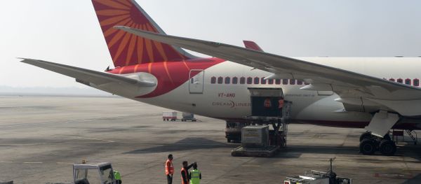 Airport workers load an Air India jet at the main terminal of the Indira Gandhi International airport in New Delhi on November 25, 2014 Airport workers load an Air India jet at the main terminal of the Indira Gandhi International airport in New Delhi on November 25, 2014 - Sputnik International