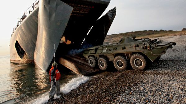 Armored personnel carriers with Marines - Sputnik International