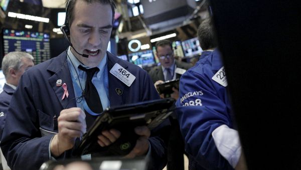 Trader Greg Rowe asks for a price from a Specialist trader at the Barclay's post on the floor of the New York Stock Exchange January 26, 2016 Trader Greg Rowe asks for a price from a Specialist trader at the Barclay's post on the floor of the New York Stock Exchange January 26, 2016 - Sputnik International