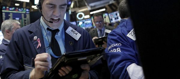 Trader Greg Rowe asks for a price from a Specialist trader at the Barclay's post on the floor of the New York Stock Exchange January 26, 2016 - Sputnik International
