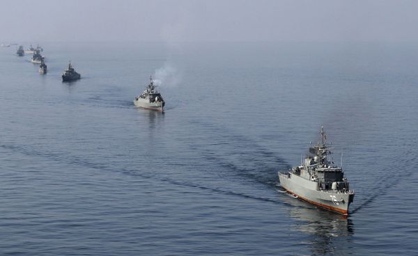 Iranian Navy boats take part in maneuvers during the Velayat-90 navy exercises in the Strait of Hormuz in southern Iran (File) - Sputnik International
