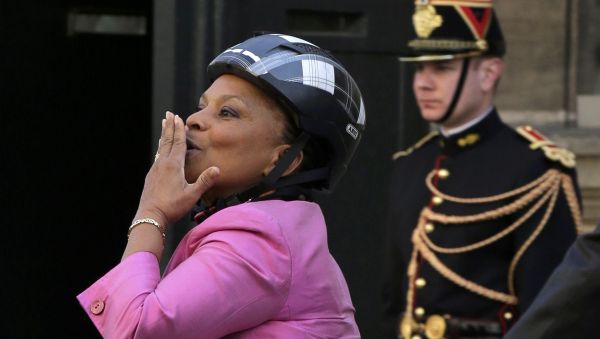 French Justice Minister Christiane Taubira blowing a kiss as she leaves the Elysee Palace on a bicycle after a meeting in Paris March 13, 2014. French Justice Minister Christiane Taubira blowing a kiss as she leaves the Elysee Palace on a bicycle after a meeting in Paris March 13, 2014. - Sputnik International