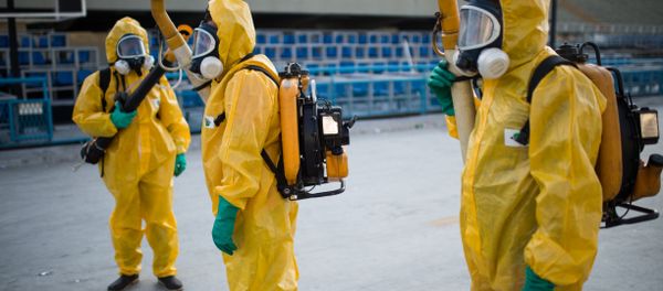 Municipal agents spray anti Zika mosquitos chimical product at the sambadrome in Rio de Janeiro, on January 26, 2016 - Sputnik International