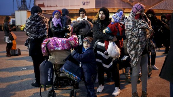 Refugees and migrants arrive aboard the passenger ferry Nissos Rodos at the port of Piraeus, near Athens, Greece, January 27, 2016. - Sputnik International