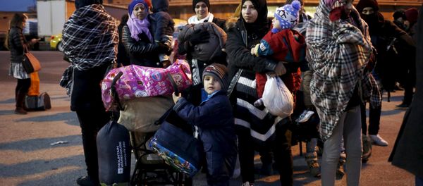 Refugees and migrants arrive aboard the passenger ferry Nissos Rodos at the port of Piraeus, near Athens, Greece, January 27, 2016. Refugees and migrants arrive aboard the passenger ferry Nissos Rodos at the port of Piraeus, near Athens, Greece, January 27, 2016. - Sputnik International