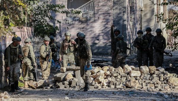 Turkish soldiers take cover in front of a barricade during clashes with Kurdish militants in Silvan on November 13, 2015 Turkish soldiers take cover in front of a barricade during clashes with Kurdish militants in Silvan on November 13, 2015 - Sputnik International