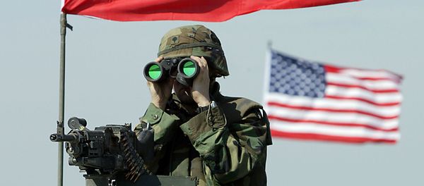 A US soldier peers through binoculars A US soldier peers through binoculars - Sputnik International