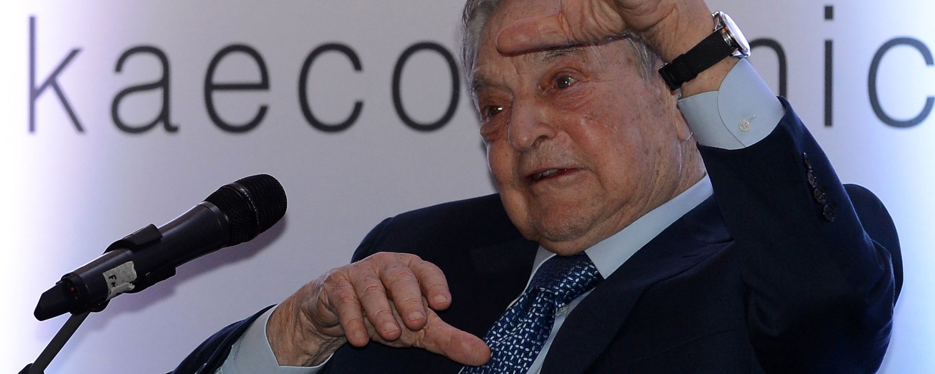 Hungarian-born US magnate and philanthropist George Soros attends an economic forum in Colombo on January 7, 2016 Hungarian-born US magnate and philanthropist George Soros attends an economic forum in Colombo on January 7, 2016 - Sputnik International, 1920, 16.08.2016