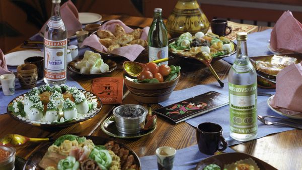Russian cold appetizers, including the legendary Russian vodka and Russia's world-famous caviar. - Sputnik International