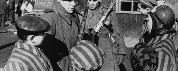 Soviet soldiers liberating Auschwitz - Sputnik International