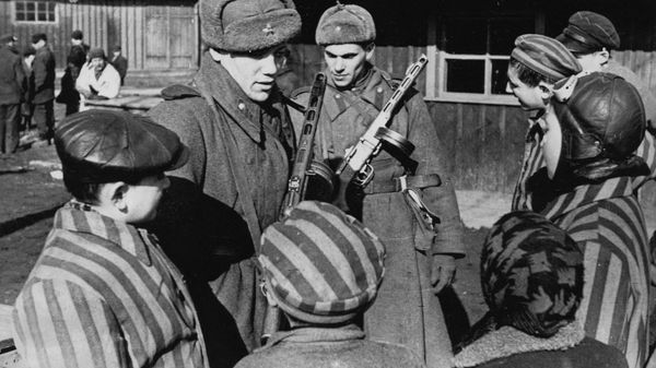 Soviet soldiers liberating Auschwitz - Sputnik International