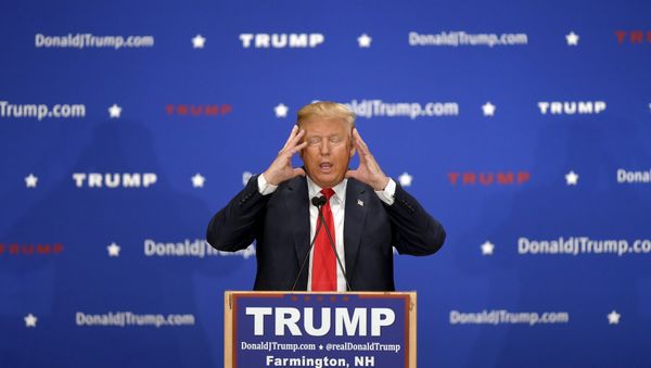 U.S. Republican presidential candidate Donald Trump addresses the crowd at a campaign rally in Farmington, New Hampshire January 25, 2016 - Sputnik International