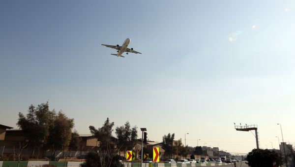 A passenger plane prepares to land at Mehrabad airport in the Iranian capital Tehran on January 18, 2016 - Sputnik International