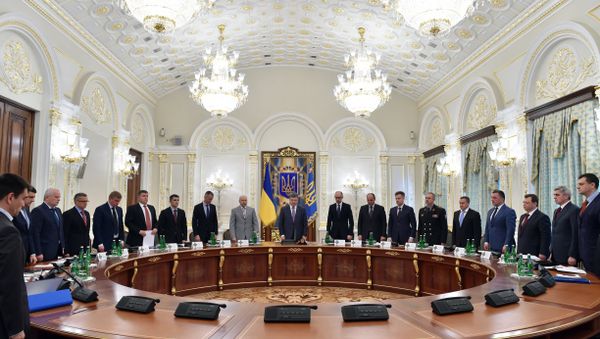 Ukrainian President Petro Poroshenko (C) and the other members of the National Security and Defence Council - Sputnik International
