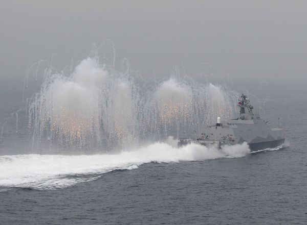 Flares are set off from a Taiwan navy missile ship. - Sputnik International
