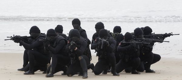 Taiwan's military frogmen take part during a drill in Kinmen. - Sputnik International