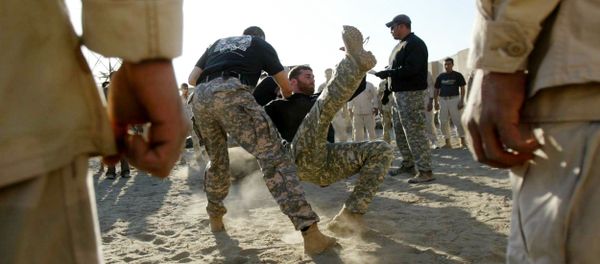 Iraqi Army Scorpions Forces personnel (C) are trained in hand-to-hand combat by US military personnel in Hilla, 120 kms south of Baghdad - Sputnik International