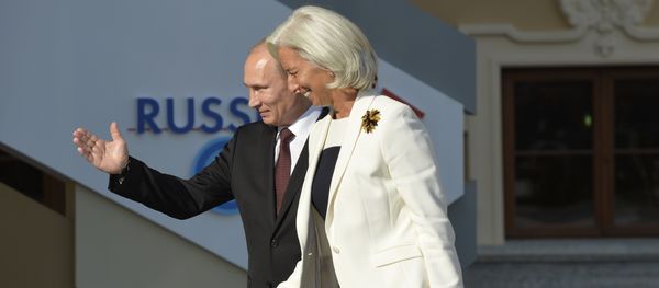 Russia’s President Vladimir Putin (L) welcomes International Monetary Fund (IMF) Managing Director Christine Lagarde at the start of the G20 summit on September 5, 2013 in Saint Petersburg - Sputnik International