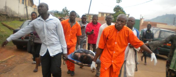 Cameroon Medics evacuate the body (File) - Sputnik International
