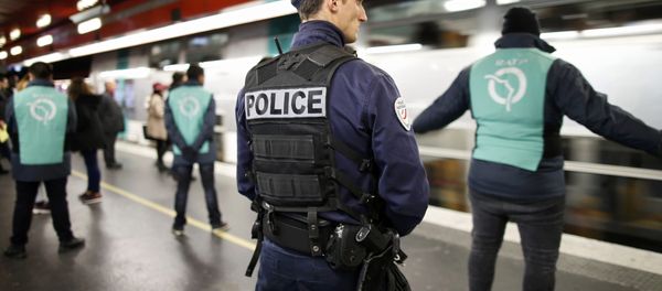 A policeman patrols inside the RER (suburban rapid transit) station of Auber in Paris, France, December 30, 2015, as a security alert continues during the Christmas and New Year holiday season following the November shooting attacks in the French capital. - Sputnik International