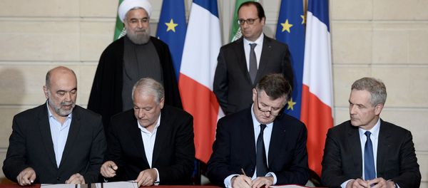 Chief Executive of Aeroports de Paris (ADP) Augustin de Romanet (2nd R), Chief Executive of Bouygues Batiment International, Daniel Rigout (R), head of Iran's Civil Aviation Organization (CAO), Ali Abedzadeh (L), Chief Executive of Imam Khomeini Airport City Company (IKAC), Mahmood Navidi Kashani (2nd L), Iranian President Hassan Rouhani (Rear L) and French President Francois Hollande attend a bilateral political, cultural and economic agreements signing ceremony with the Iranian President (not pictured) and Iranian officials at the Elysee Palace in Paris on January 28, 2016 in Paris - Sputnik International