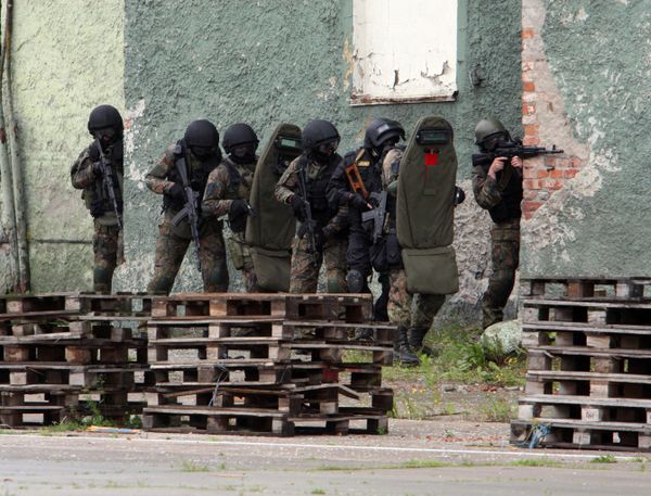 FSB officers carry out a plan of action to secure captured terrorists in a building in anti-terrorism exercises in the sea port of Kaliningrad. FSB officers carry out a plan of action to secure captured terrorists in a building in anti-terrorism exercises in the sea port of Kaliningrad. - Sputnik International