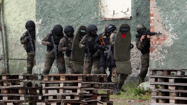 FSB officers carry out a plan of action to secure captured terrorists in a building in anti-terrorism exercises in the sea port of Kaliningrad. - Sputnik International