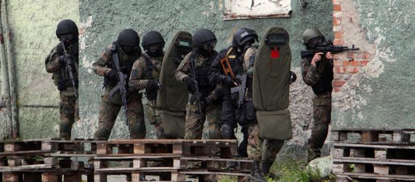 FSB officers carry out a plan of action to secure captured terrorists in a building in anti-terrorism exercises in the sea port of Kaliningrad. - Sputnik International