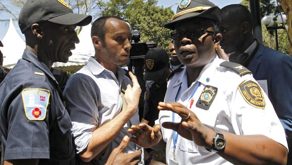 British photojournalist Phil Moore talks to members of United Nations (U.N.) security as he and other Kenya-based foreign journalists demonstrate against the imprisonment of three Al Jazeera journalists in Egypt, at the United Nations Environment Programme (UNEP) headquarters in Nairobi, January 13, 2015. - Sputnik International
