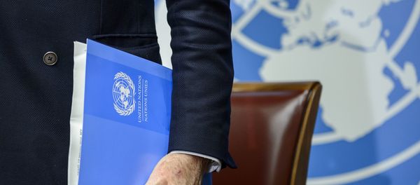 UN Syria envoy Staffan De Mistura's hands holds documents at the United Nations Offices on January 25, 2016 in Geneva during a press conference on efforts to restart peace talks. UN Syria envoy Staffan De Mistura's hands holds documents at the United Nations Offices on January 25, 2016 in Geneva during a press conference on efforts to restart peace talks. - Sputnik International