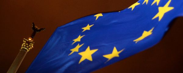 An EU flag flies in Independence Square in Kiev - Sputnik International
