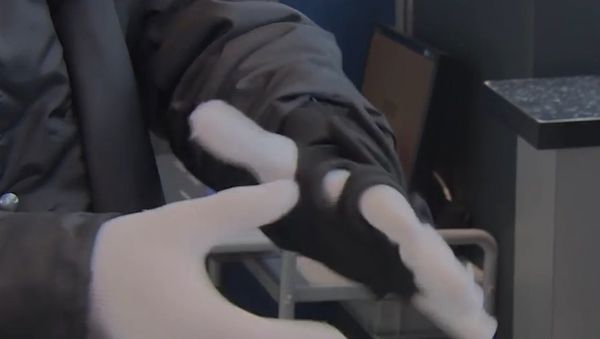 Russia: Metal detecting gloves tested at Moscow airport - Sputnik International