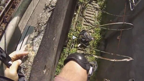 BASE jumper lands hard in razor wire - Sputnik International