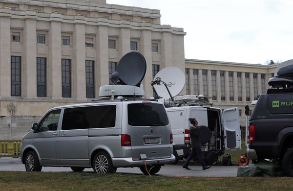 Television vans are pictured ahead of the start of Syrian talks in front of the United Nations European headquarters in Geneva, Switzerland, January 29, 2016. - Sputnik International
