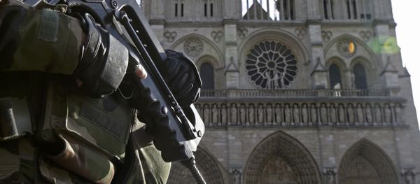 An armed French soldier patrols in front of Notre Dame Cathedral in Paris, France, in this picture taken on December 24, 2015, as a security alert continued following the November shooting attacks in the French capital. Thousands of demonstrators marched in France January 30, 2016 to protest against the government's plans to extend the state of emergency in the country. Picture taken December 24, 2015. - Sputnik International