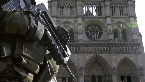 An armed French soldier patrols in front of Notre Dame Cathedral in Paris, France, in this picture taken on December 24, 2015, as a security alert continued following the November shooting attacks in the French capital. Thousands of demonstrators marched in France January 30, 2016 to protest against the government's plans to extend the state of emergency in the country. Picture taken December 24, 2015. - Sputnik International