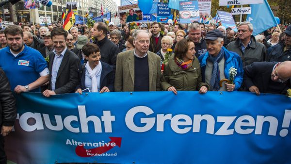 Frauke Petry (3rd, L), chairman of the right-wing populist Alternative for Germany (AfD) party, and the AfD's leading politician Alexander Gauland (4th, L) hold a banner reading Asylum needs limits during a demonstration against the German government's asylum policy organized by the AfD party in Berlin on November 7, 2015. Frauke Petry (3rd, L), chairman of the right-wing populist Alternative for Germany (AfD) party, and the AfD's leading politician Alexander Gauland (4th, L) hold a banner reading Asylum needs limits during a demonstration against the German government's asylum policy organized by the AfD party in Berlin on November 7, 2015. - Sputnik International