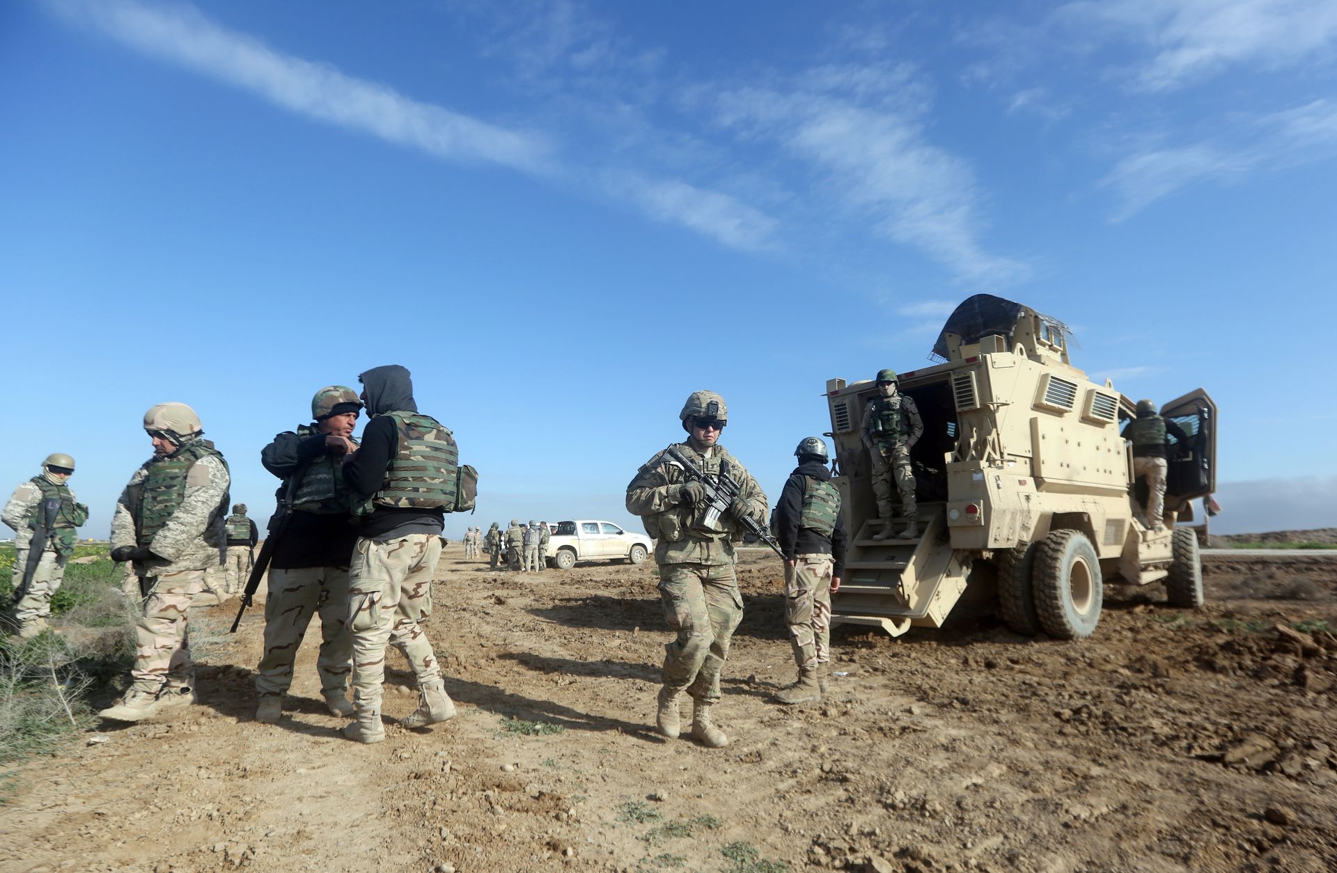 US soldiers monitor as they train Iraq's 72nd Brigade in a live-fire exercise in Basmaya base, southeast of the Iraqi capital, Baghdad, on January 27, 2016 - Sputnik International, 1920, 26.09.2021