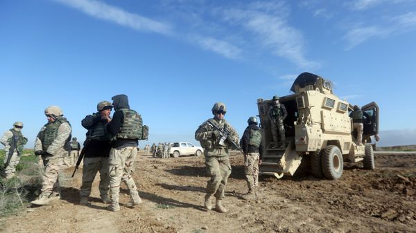US soldiers monitor as they train Iraq's 72nd Brigade in a live-fire exercise in Basmaya base, southeast of the Iraqi capital, Baghdad, on January 27, 2016 - Sputnik International