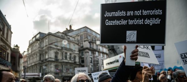 Journalists and Turkish intellectuals shout slogans during a demonstration on December 26, 2015 in Istanbul, following the arrest of Cumhuriyet newspaper's Editor in Chief - Sputnik International