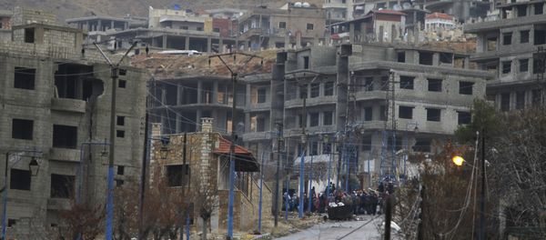 Residents who said they have received permission from the Syrian government to leave the besieged town wait with their belongings after an aid convoy entered Madaya, Syria, January 14, 2016. - Sputnik International
