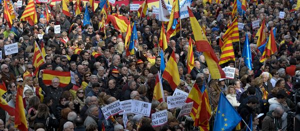 Demonstrators wave European, Spanish and Catalan flags during a demonstration called by Sociedat Civil Catalana (Catalan Civil Society) to support the unity of Spain, at Catalonia square in Barcelona - Sputnik International