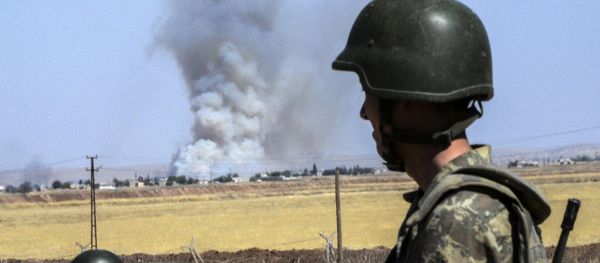 Turkish soldiers stand guard by the border with Syria - Sputnik International