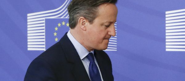 British Prime Minister David Cameron is welcomed by European Commission President Jean-Claude Juncker (not seen) in Brussels, Belgium January 29, 2016. - Sputnik International