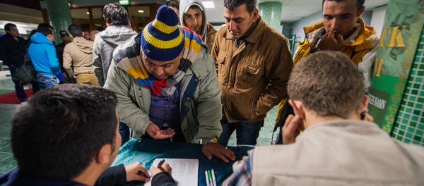 Refugee's register their names as they arrive to Stockholm central mosque Refugee's register their names as they arrive to Stockholm central mosque - Sputnik International